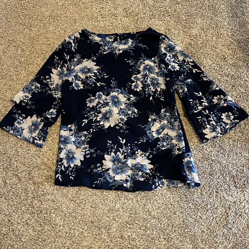 Women’s APT 9 Shirt Size Medium
